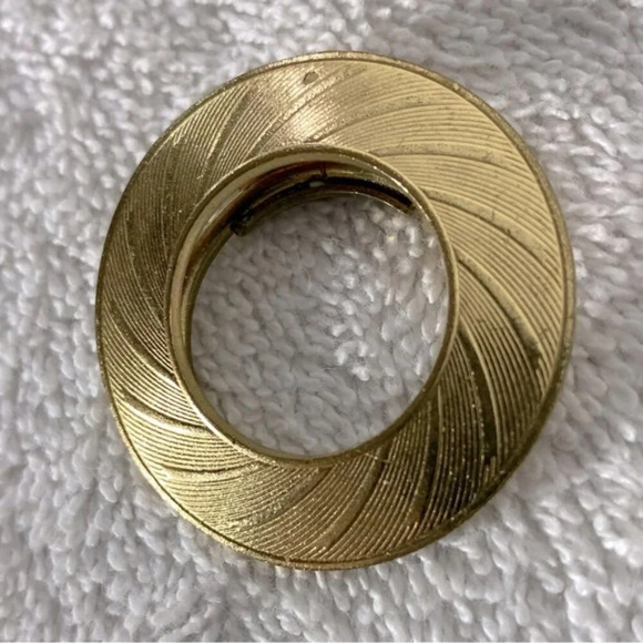 Vintage  Round Textured Gold Tone Scarf Clip - Picture 3 of 10